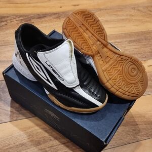 Umbro XAI V LEAGUE -J IN Black and White Indoor Soccer Sneakers